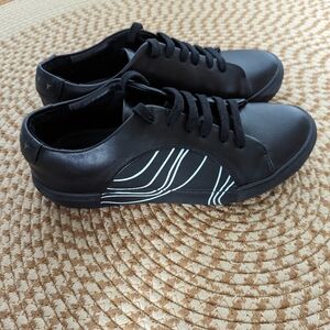 Minimalist Topography Circle Leather Sneaker